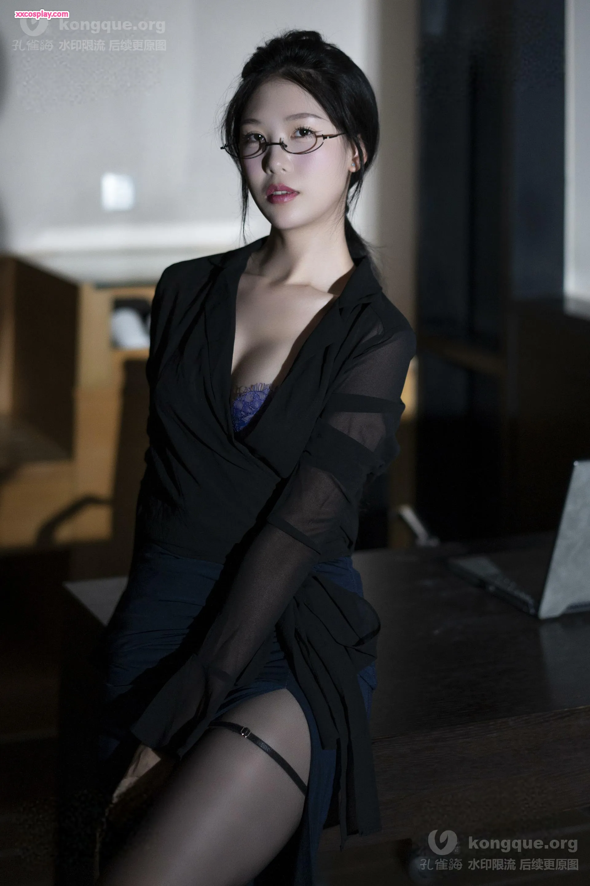 Dou Niang Li Shi: Seductive Secretary with Glasses